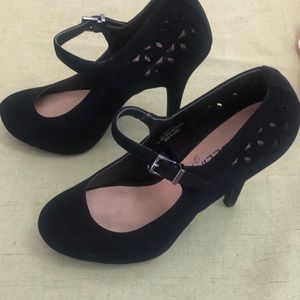 Sexy Black Heels with eyelet details